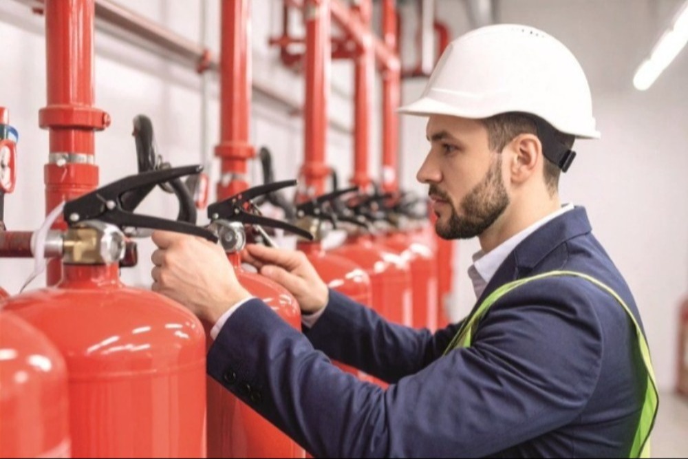 Hand, die eine Checkliste ausfüllt