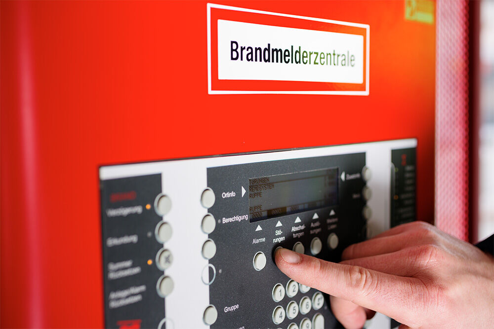 Hand, die eine BMA bedient