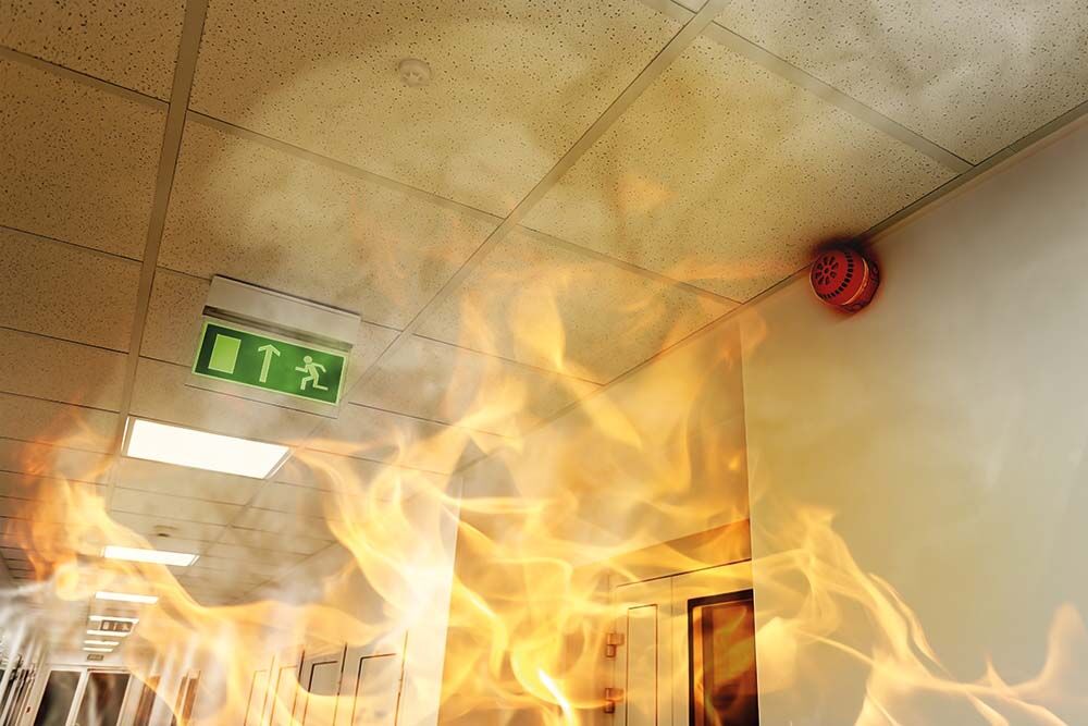 Fluchtweg mit Flammen